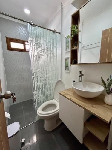 a bathroom with a toilet and a sink and a shower at LP Finca la Pergola, Naturaleza con Lujo y una increíble vista a todo Medellín in Medellín