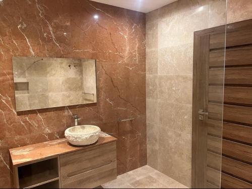 Ένα μπάνιο στο Superb 3 Bedroom Maisonette in Gzira Promenade