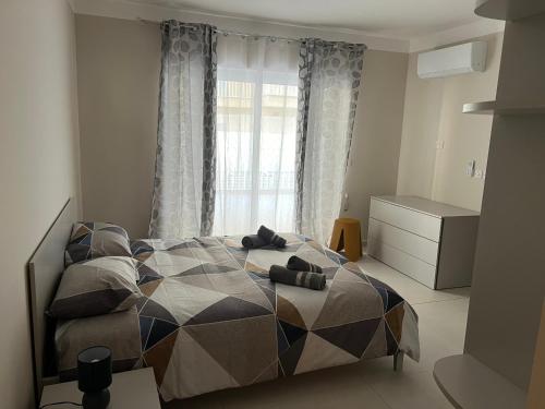 Ένα ή περισσότερα κρεβάτια σε δωμάτιο στο Superb 3 Bedroom Maisonette in Gzira Promenade