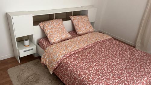 une chambre avec un lit avec deux oreillers dessus dans l'établissement Appartement 2 chambres et salon proche Paris, à Sèvres
