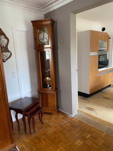 une horloge grand-père assise dans un coin de pièce dans l'établissement Appartement chaleureux, à Plestin-les-Grèves