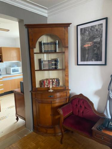 un salon avec une étagère et des livres dans l'établissement Appartement chaleureux, à Plestin-les-Grèves