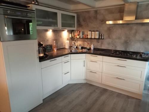 Kuchyň nebo kuchyňský kout v ubytování Oase rust en privacy op de Veluwe voor 4 personen