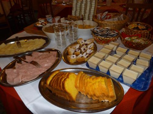einen Tisch mit vielen verschiedenen Arten von Lebensmitteln in der Unterkunft Hotel Primula in Abetone
