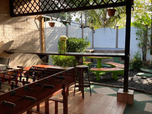 an outdoor patio with a table and a table at Villas Ela en Bahía Ballena,Uvita Hermosas habitaciones privadas grandes, piscina, cocina, jacuzzi, aire acondicionado, tv y baño privado in Uvita
