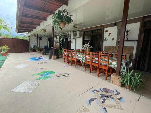 a restaurant with a table and chairs in a building at Villas Ela en Bahía Ballena,Uvita Hermosas habitaciones privadas grandes, piscina, cocina, jacuzzi, aire acondicionado, tv y baño privado in Uvita
