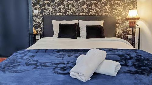 a bedroom with a bed with towels on it at VOYAGE AU CALME à 10 Minutes du centre avec PARKING INCLUS et FIBRE, IDÉAL SOLO et PRO in Rouen