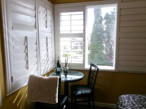 a dining room with a table and a window at Carmel Wayfarer Inn in Carmel