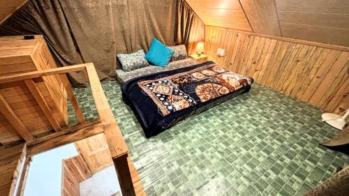 Jumboz cabinにあるベッド
