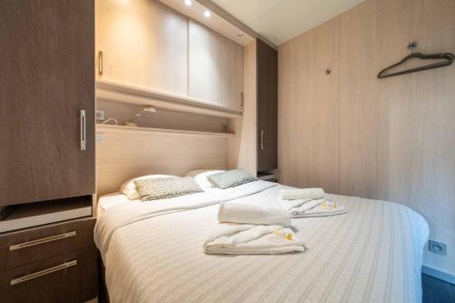 une chambre avec deux lits avec des serviettes dessus dans l'établissement Ciel d Azur avec terrasse en plein centre près de la Croisette, à Cannes