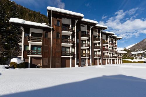 un bâtiment avec de la neige devant lui dans l'établissement Hautes Aiguilles 21 - Happy Rentals, à Chamonix-Mont-Blanc