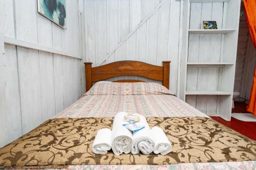 Un dormitorio con una cama con toallas. en Wirapuru Lodge and food, en Palmeras