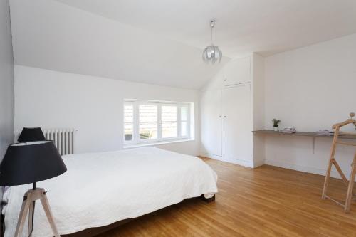 une chambre blanche avec un lit et une cuisine dans l'établissement LE GARDEN LODGE - RANDO ESCALADE - Séminaires - Séjour en Famille - Jardin - Parking - Wifi ! OFFRE SPECIALE, à Achères-la-Forêt