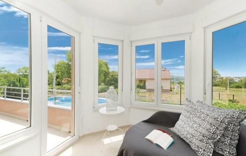 Bazén v ubytování Holiday Home NIKO nebo v jeho okolí