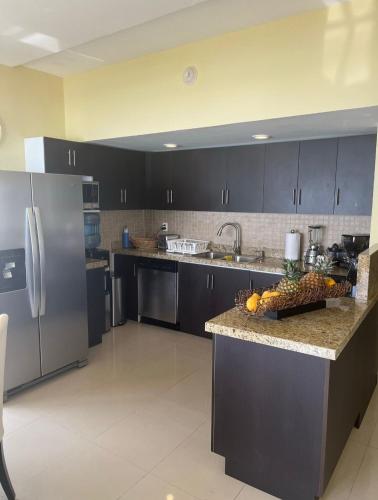 Una cocina o zona de cocina en Luxury Ocean Front with Activities & Entertainment