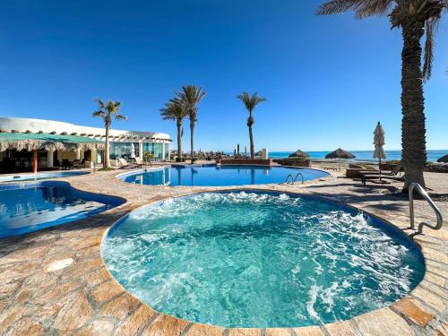 Bazén v ubytování Quiet Beachfront Condo with Pools & Private Beach #401 nebo v jeho okolí