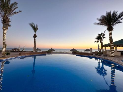 Bazén v ubytování Quiet Beachfront Condo with Pools & Private Beach #401 nebo v jeho okolí