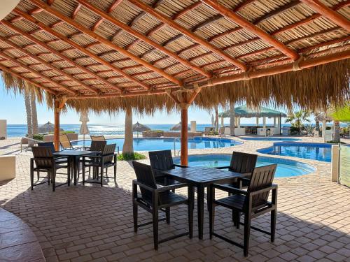 Bazén v ubytování Quiet Beachfront Condo with Pools & Private Beach #401 nebo v jeho okolí