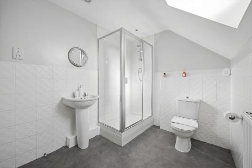 Ένα μπάνιο στο Hampton - 5 beds, 2 bathroom, Garden, Free Parking