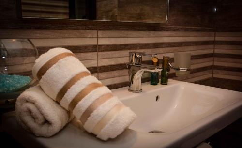 Bilik mandi di Porto Del Sol Hotel