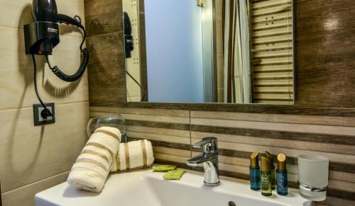 A bathroom at Porto Del Sol Hotel