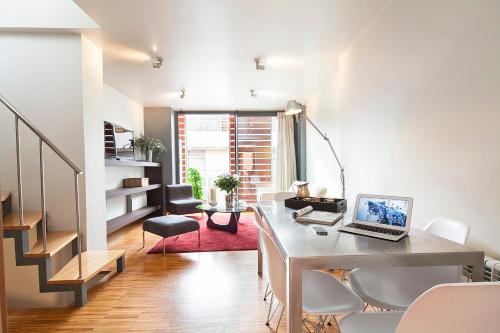 バルセロナにあるMy Space Barcelona Guell Terrace Centerのノートパソコン付きのデスクが備わる客室です。