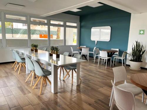 a dining room with a table and chairs at Torre La Floresta Quetzaltenango in Quetzaltenango