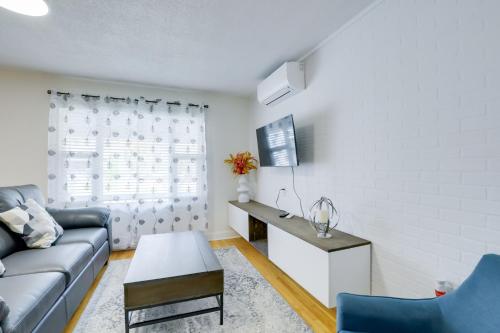 a living room with a couch and a table at Le petit refuge in Gatineau