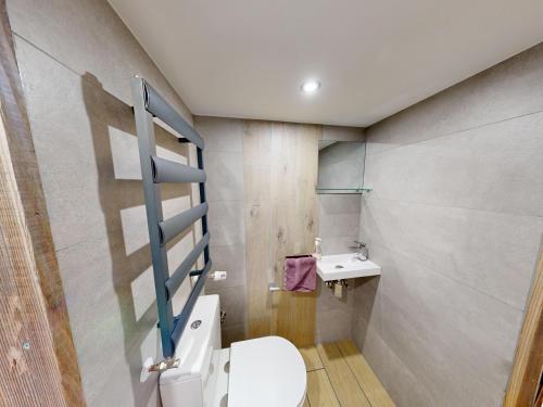 Ένα μπάνιο στο Le Chalet du Tanet spa sauna terrasse en Alsace