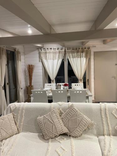 Cette chambre comprend un lit avec 2 oreillers. dans l'établissement Loft 6 personnes 5 min du Grand Dôme de Villebon sur Yvette, à Villebon-sur-Yvette