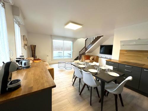 Ruang duduk di Rooftop duplex 2 steps from Paris