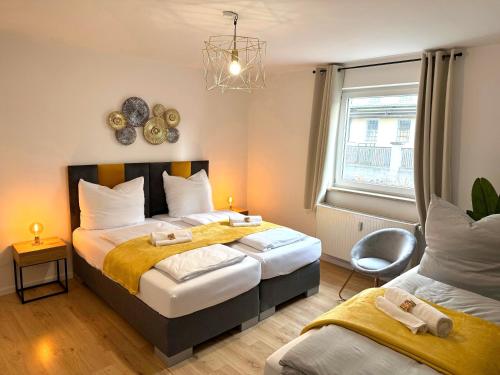 a bedroom with two beds and a window at YAY - 65m2 Apartment am Bahnhof - Smart TV - Internet - Kaffee - Waschmaschine - Trockner in Mühldorf