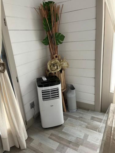 - un petit réfrigérateur dans l'angle de la chambre dans l'établissement Loft 6 personnes 5 min du Grand Dôme de Villebon sur Yvette, à Villebon-sur-Yvette