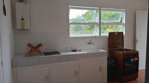 a kitchen with a sink and a window at Appartement F4 Kone centre Tel 7O 55 O8 in Koné