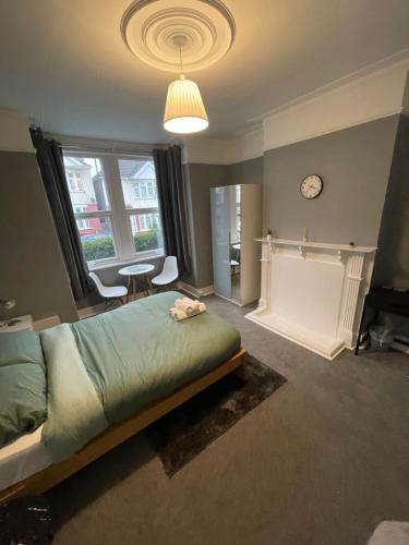 Postel nebo postele na pokoji v ubytování Cosy Double rooms a stones throw from Wembley Stadium