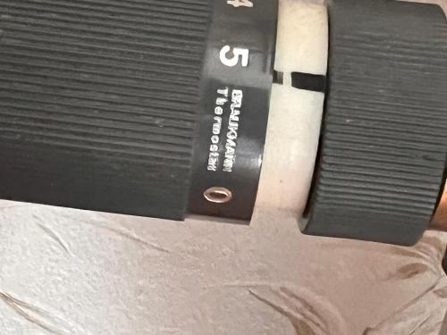 Un couteau sur une table dans l'établissement Au petit prince, à Dole