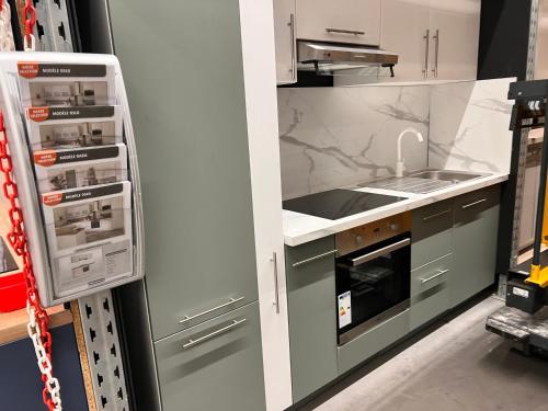 La cuisine est équipée d'un réfrigérateur et d'un évier. dans l'établissement Au petit prince, à Dole