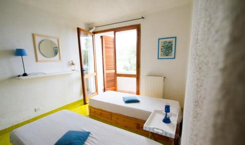 Zimmer mit 2 Betten und einem Fenster in der Unterkunft Villa Gilda in Torre delle Stelle