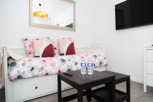 un salon avec un canapé et une table dans l'établissement Studio Stade de France 2 pour 2 personnes, à Saint-Denis