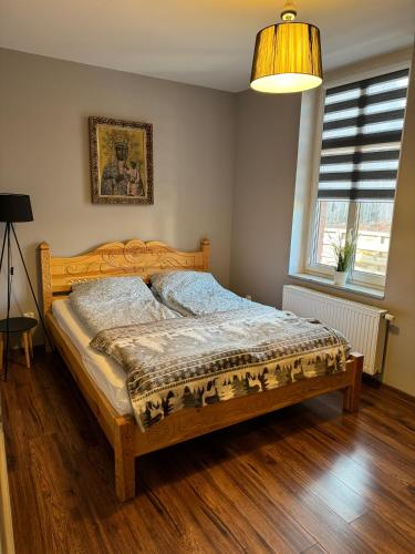 Ένα ή περισσότερα κρεβάτια σε δωμάτιο στο Apartament w Lipinkach