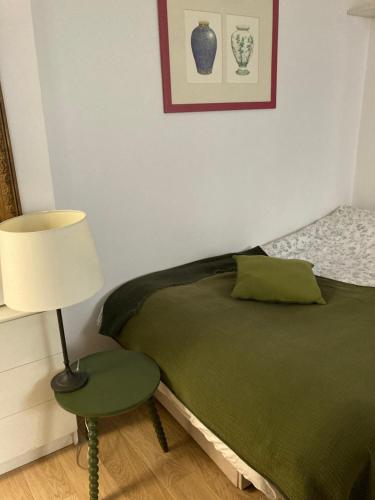 - une chambre avec un lit doté d'une lampe et d'une chaise dans l'établissement Cosy nest center of Paris, à Paris