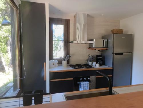 Kuchyň nebo kuchyňský kout v ubytování Refugio en el Bosque