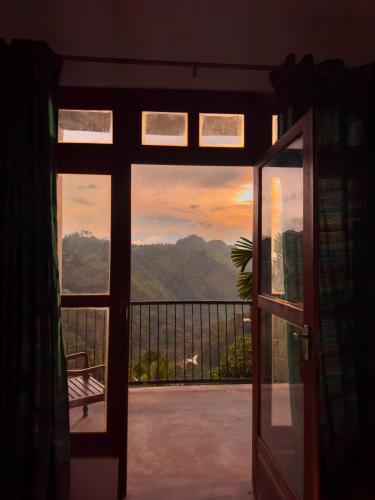 otwarte drzwi na balkon z widokiem w obiekcie Ella Alpine Resort w mieście Ella