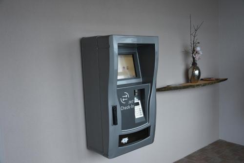 an der Wand befindet sich ein Ticketautomat in der Unterkunft Towerhotel in Waldkirch