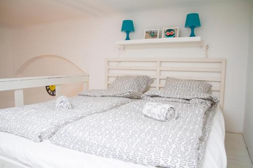 Posteľ alebo postele v izbe v ubytovaní Lovag Apartman
