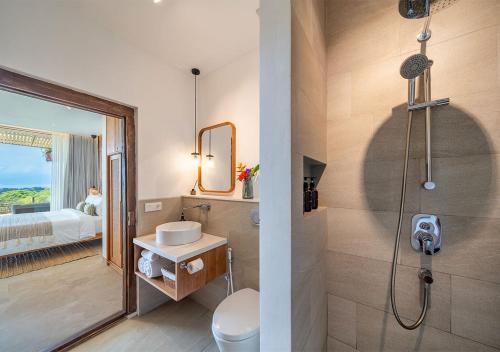 een badkamer met een douche, een toilet en een wastafel bij Villa Utopia in Nusa Lembongan