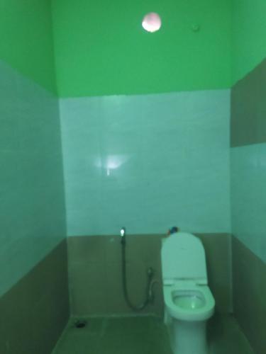 Bilik mandi di Thodiyel Home Stay