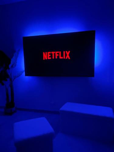 Televízia a/alebo spoločenská miestnosť v ubytovaní Charmante Vue et repos assuré