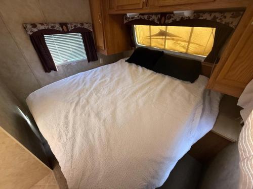 Postel nebo postele na pokoji v ubytování Las Vegas Strip RV to Relax