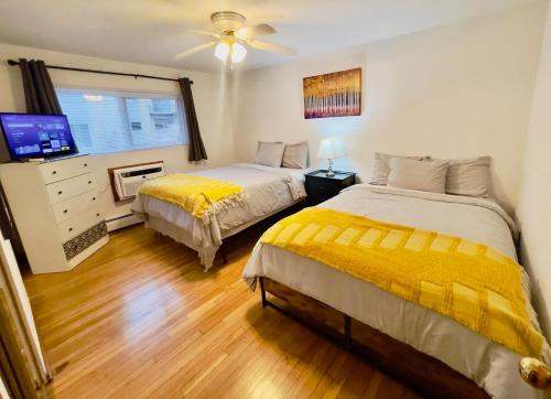 Postel nebo postele na pokoji v ubytování Lg. 2 br Apt. North of Chicago w/ Free Parking